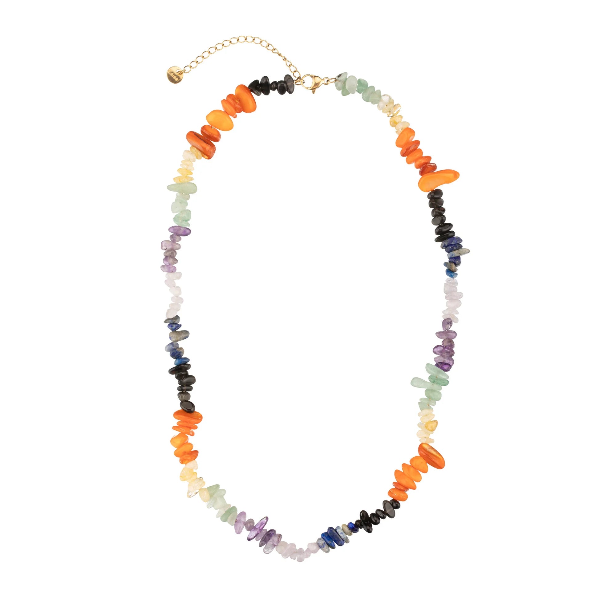 Collar corto de minerales multicolor con cadena dorada y cierre ajustable sobre fondo blanco