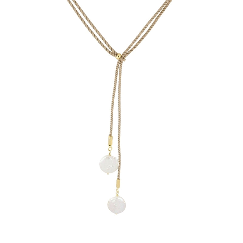 Detalle del collar de hilo beige con doble perla de 12 mm en plata 925 bañada en oro