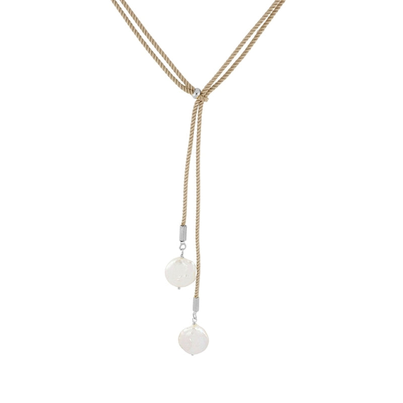 Detalle del collar de hilo beige con doble perla de 12 mm en plata 925