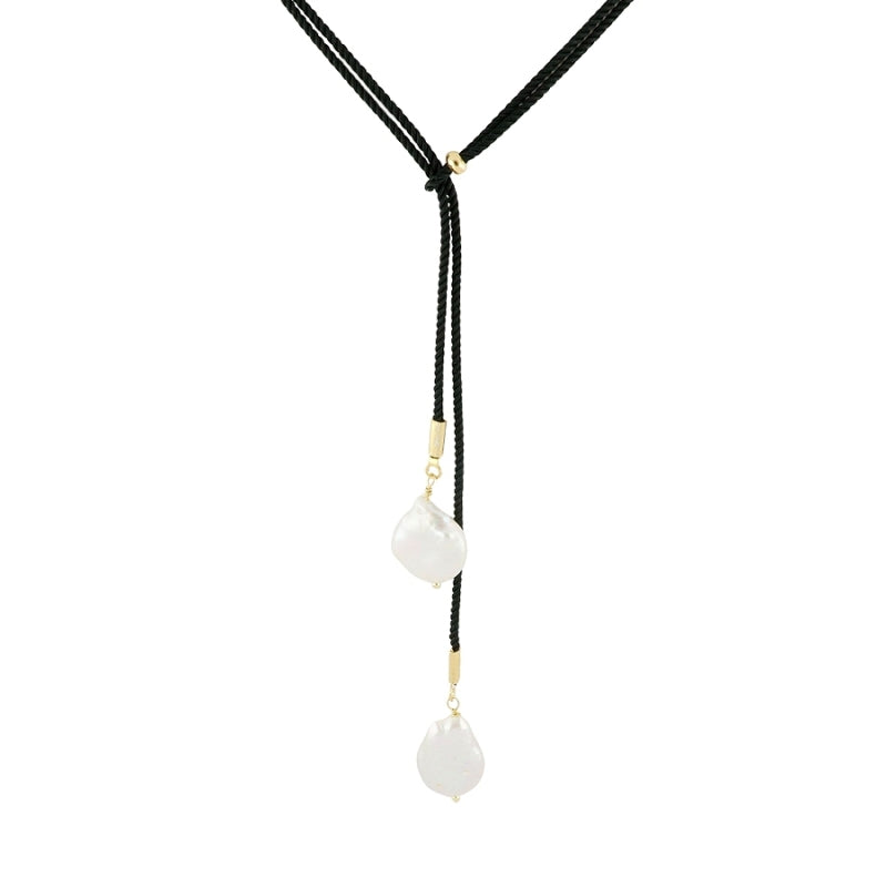 Detalle del collar de hilo negro con doble perla de 12 mm en plata 925 bañada en oro