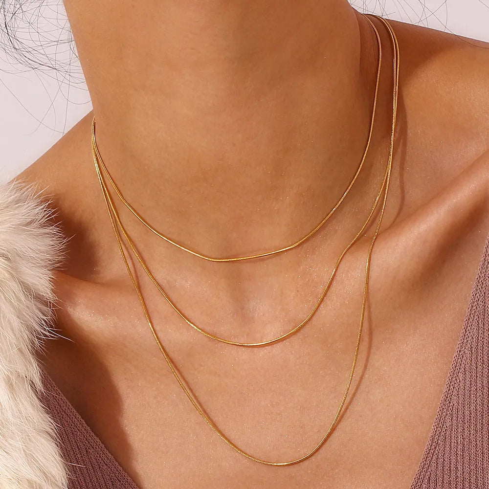 Collar Omega en acero inoxidable dorado, pieza rígida para looks modernos