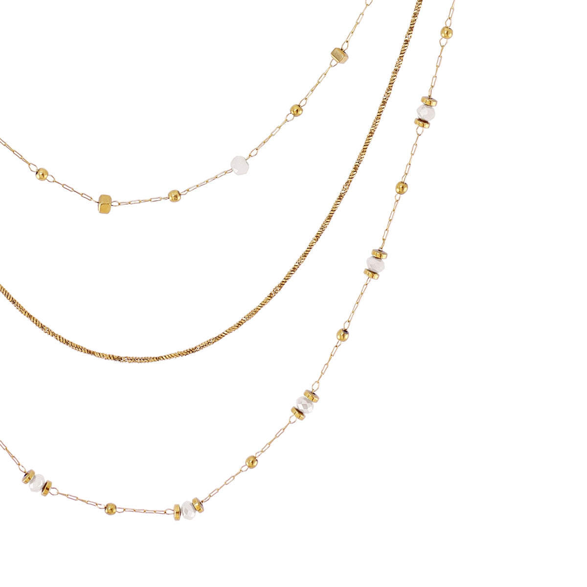 Detalle del collar Spirit Allay dorado con piedras de cristal en tonos blancos