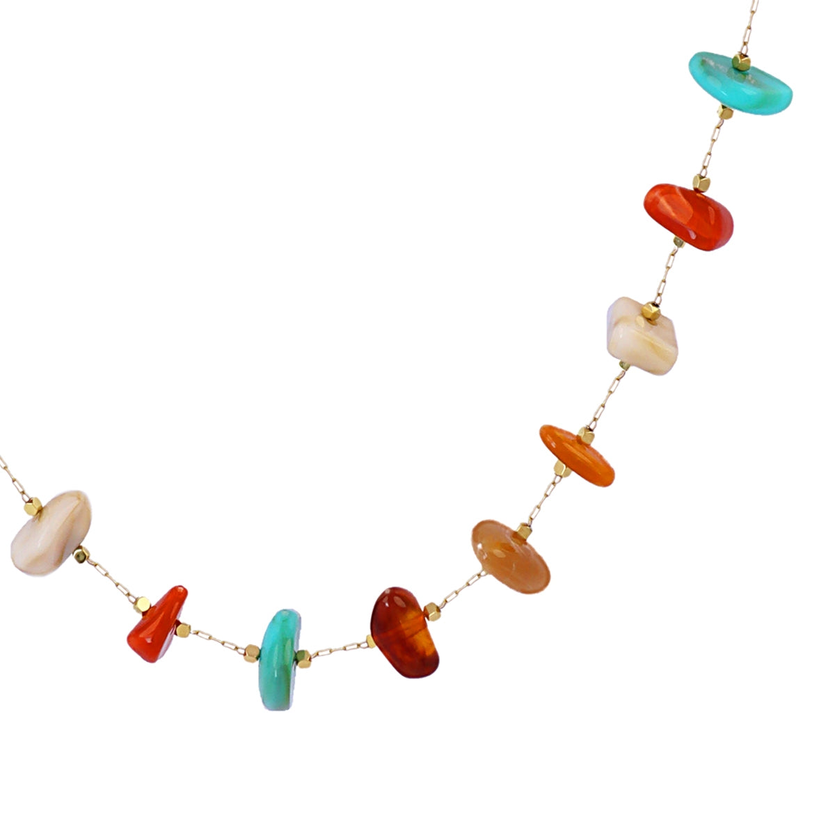 Detalle del collar de piedras multicolor estilo boho