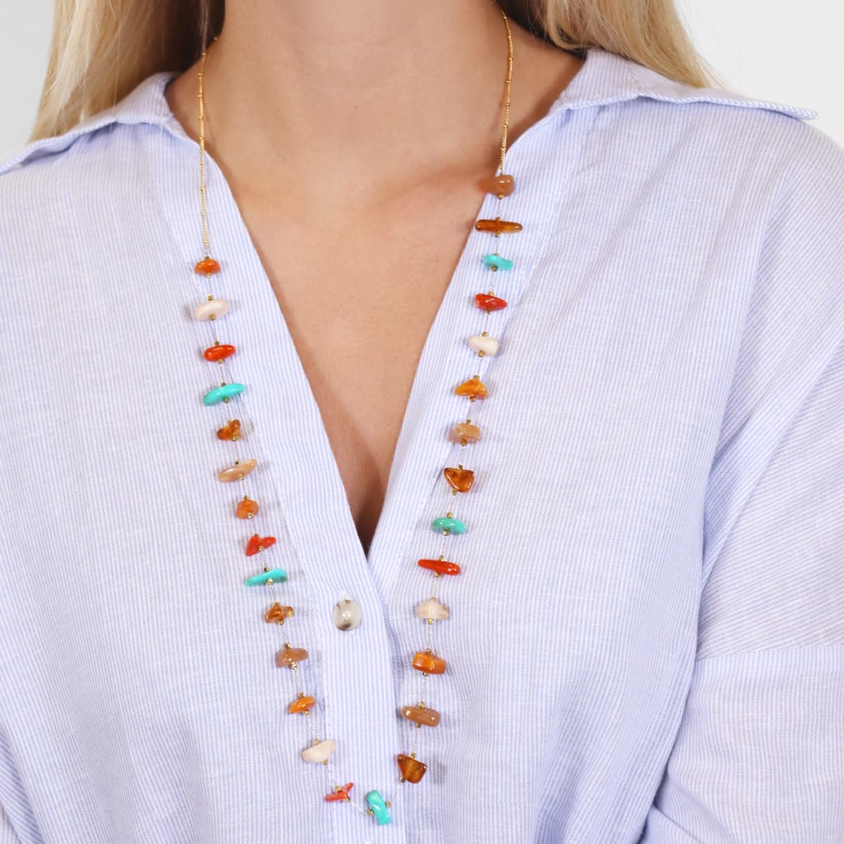 Modelo con el collar spirit wiggle de la joyeria Cobalto en Valencia