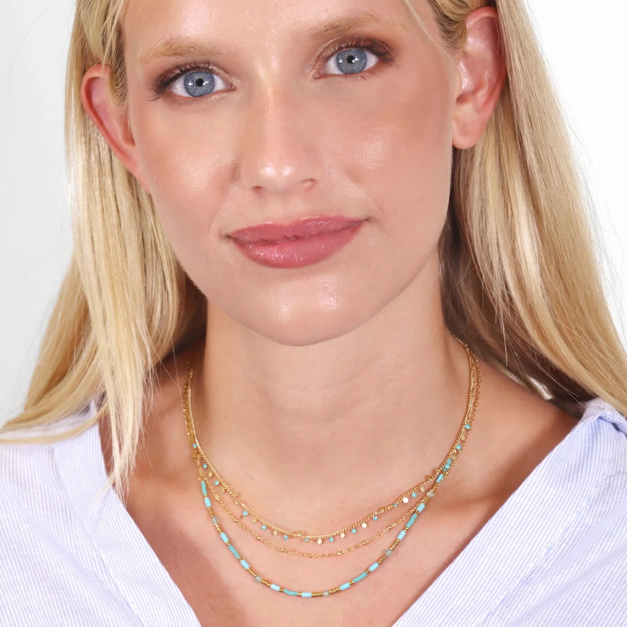 Collar triple de piedras naturales turquesa visto en cuello, efecto layering
