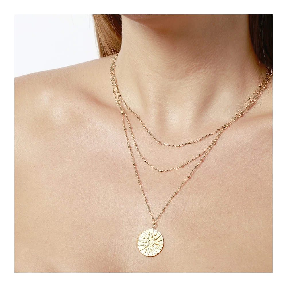 Collar triple Sol en acero dorado con tres cadenas finas y charm de sol
