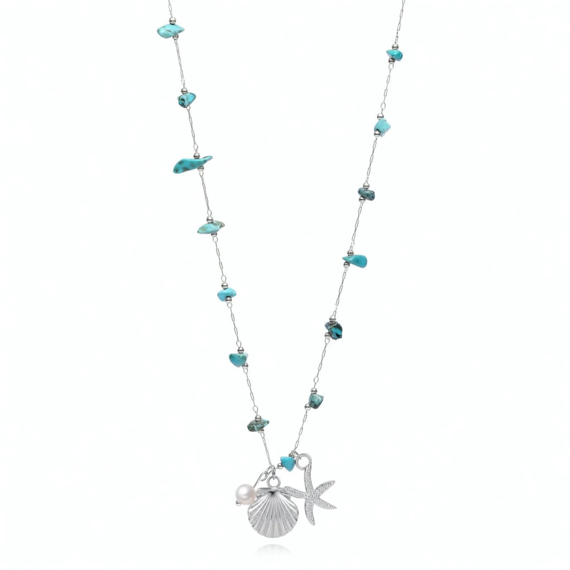 Collar plateado con cuentas turquesa, concha, estrella de mar y perla sobre fondo blanco
