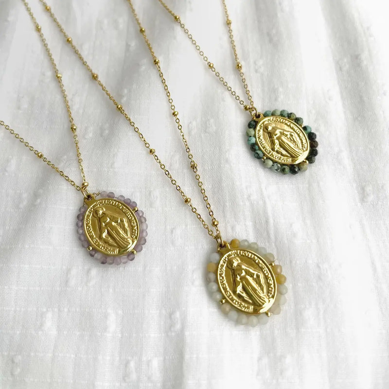 Collar Virgen Milagrosa con piedras de colores, medalla religiosa y diseño delicado