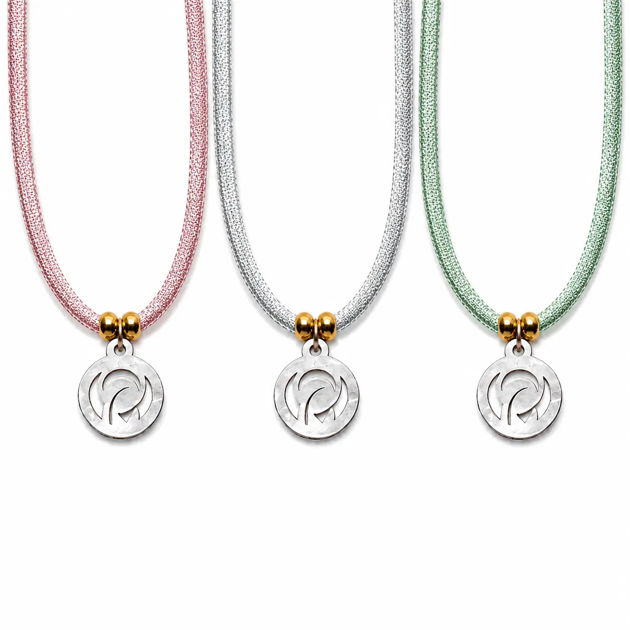 Collar Virgen Niña ajustable disponible en cordón de licra rosa claro, gris claro y verde agua