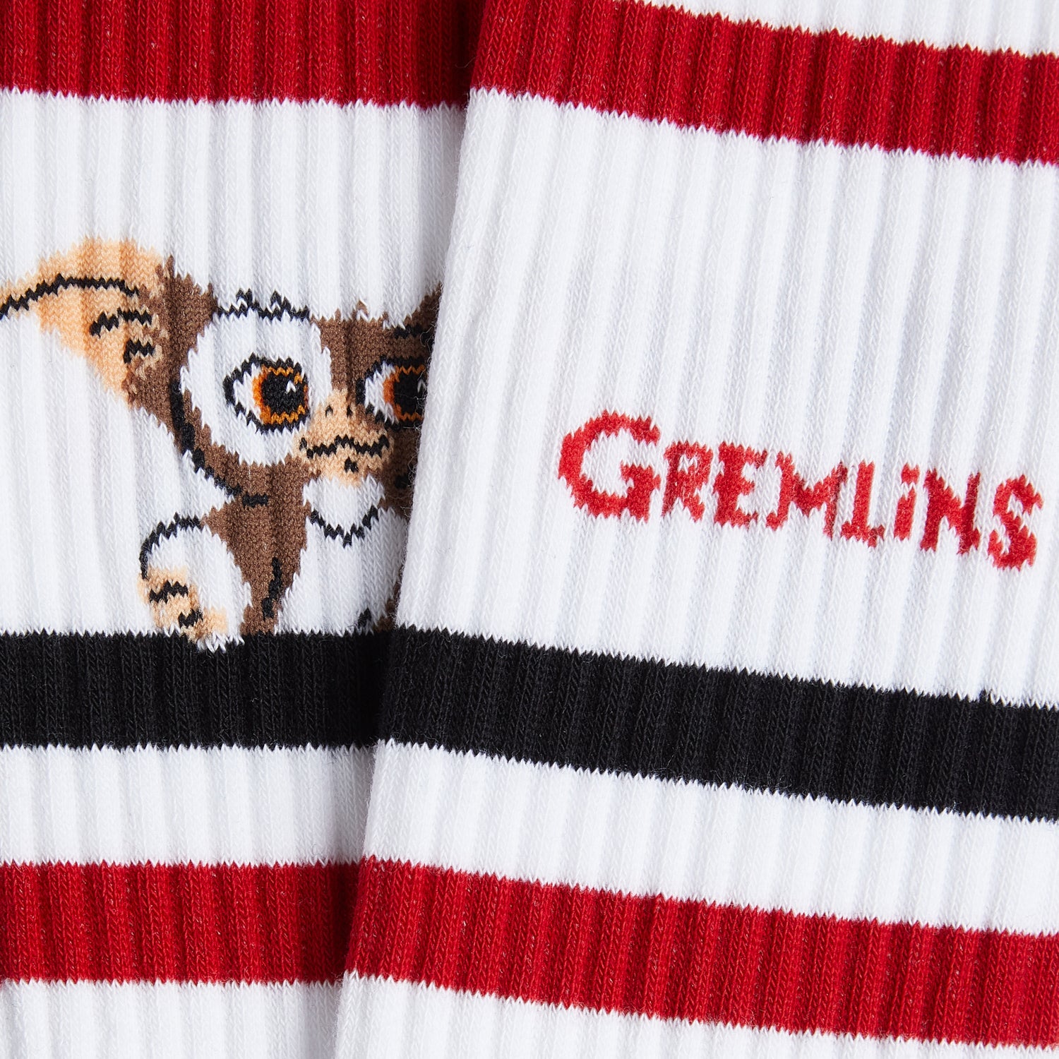 Detalle del diseño Gremlins en calcetines Jimmy Lion Athletic con título de la película y Gizmo