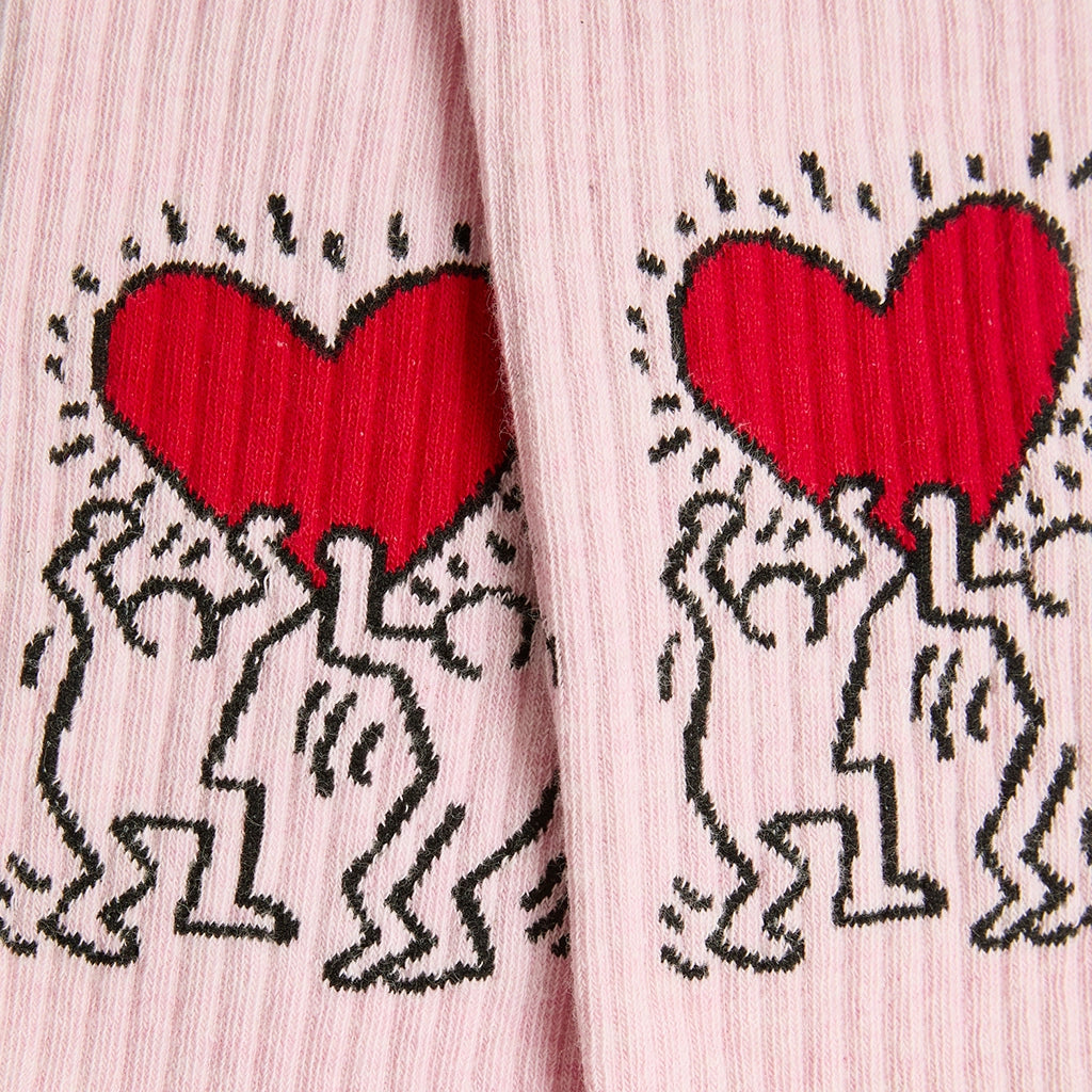 Detalle del diseño Keith Haring Heart en calcetines Jimmy Lion Athletic, con corazón y líneas pop-art