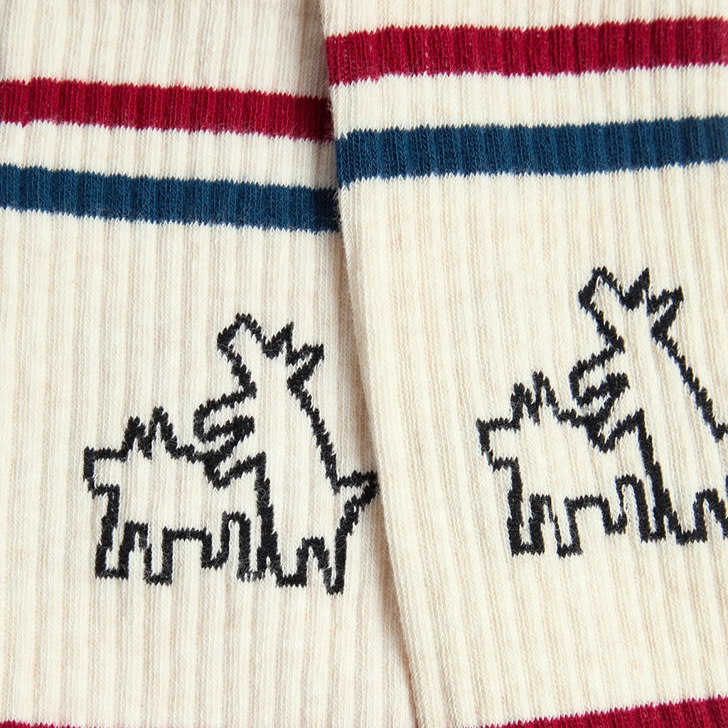 Detalle del diseño Two Dogs de Keith Haring en calcetines Jimmy Lion Athletic