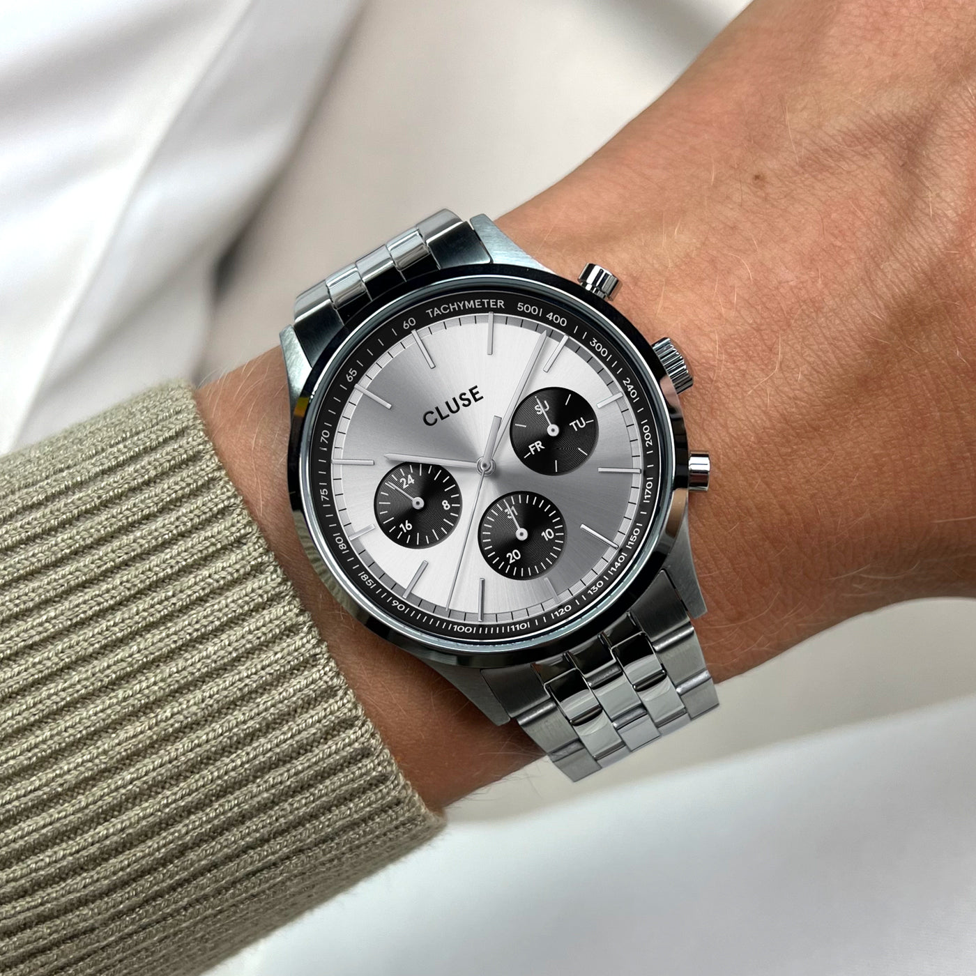 Detalle en muñeca hombre estilo informal del Reloj Cluse Anthéor Multifunción con acabados de lujo en acero inoxidable cepillado