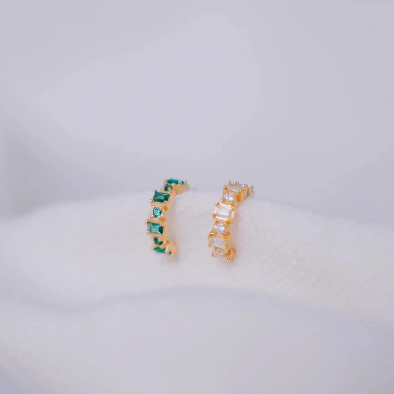 Ear cuff Eclipse en dos versiones: esmeralda y blanco con circonitas cuadradas y redondas en oro