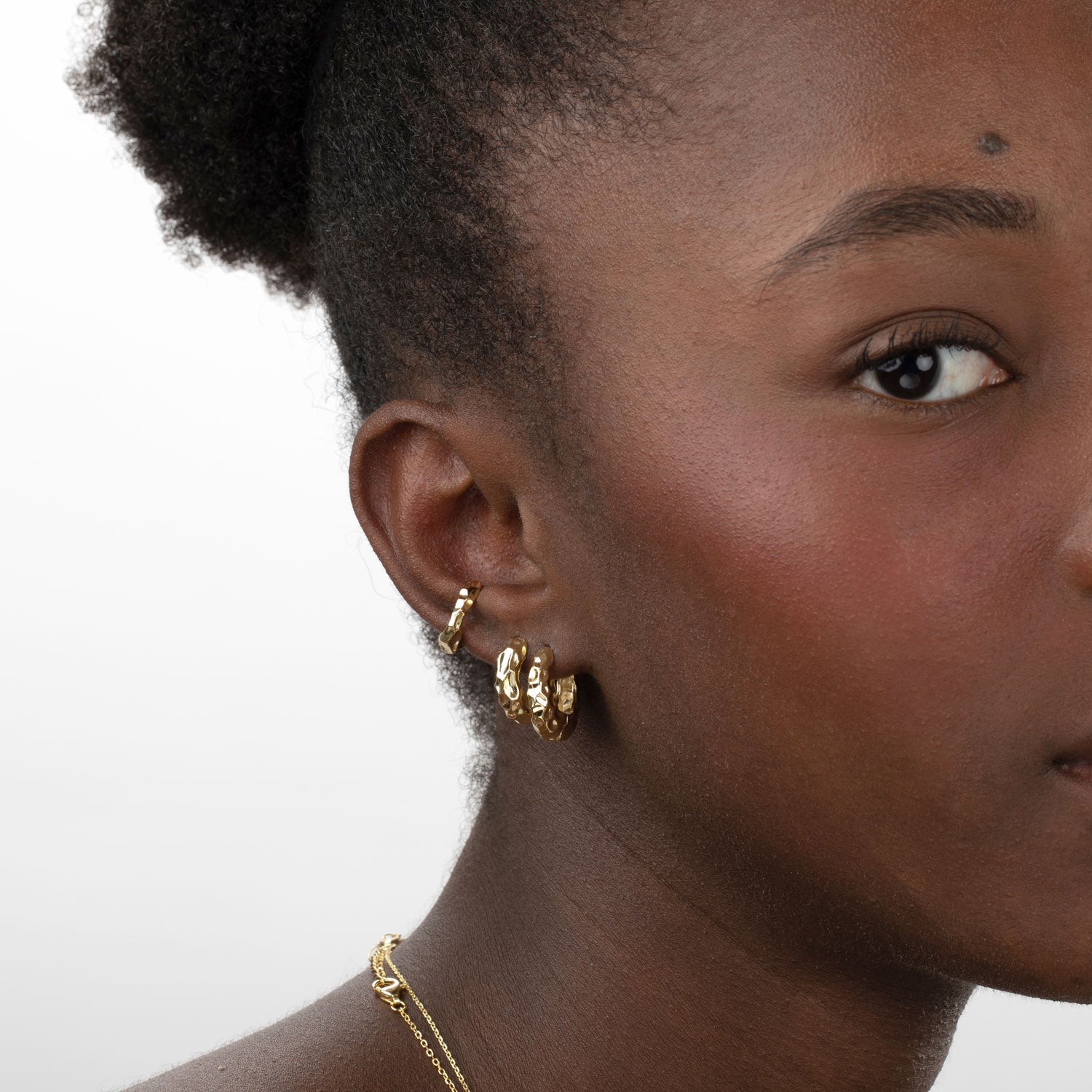 Ear cuff sin agujero puesto en la oreja, plata 925 con textura orgánica