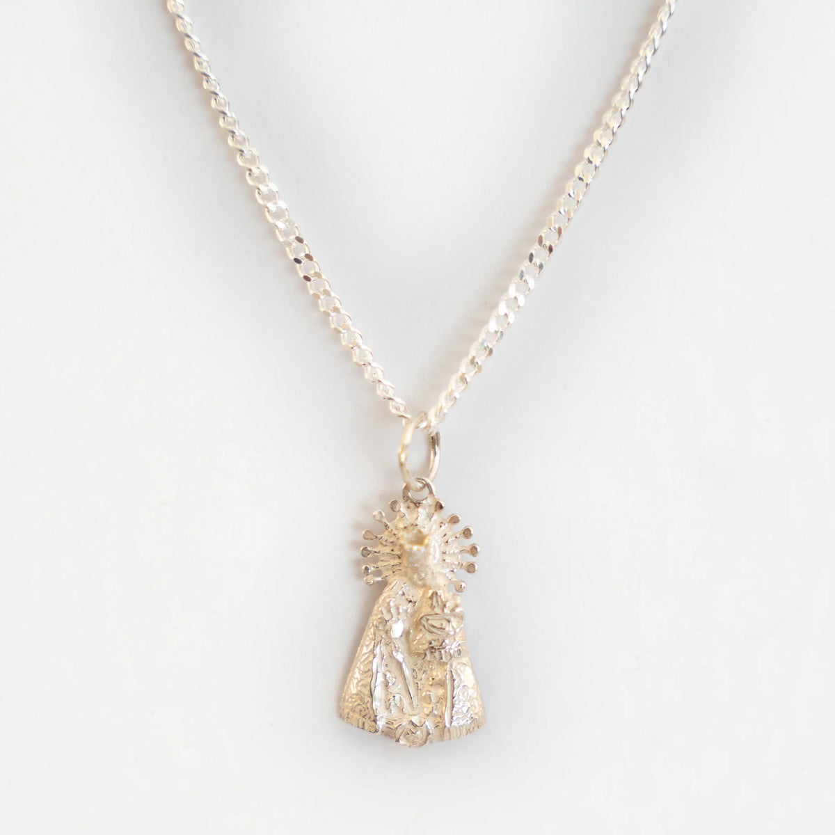 Colgante figura de la Virgen de los Desamparados de 23 mm en plata, montado en cadena