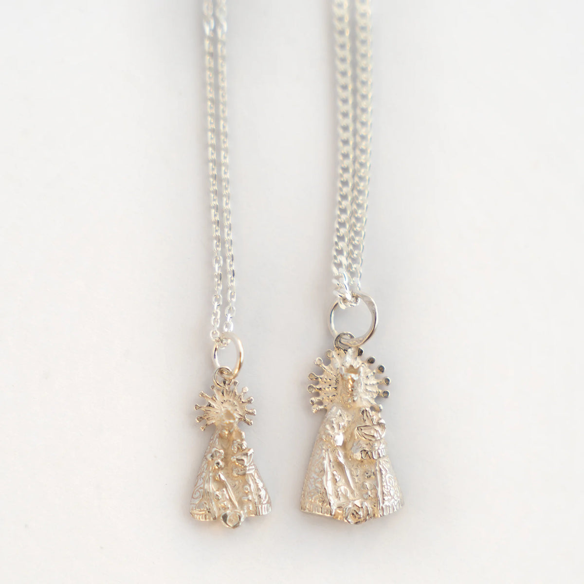 Figuras de la Virgen de los Desamparados de 20 mm y 23 mm en plata, para comparar tamaños