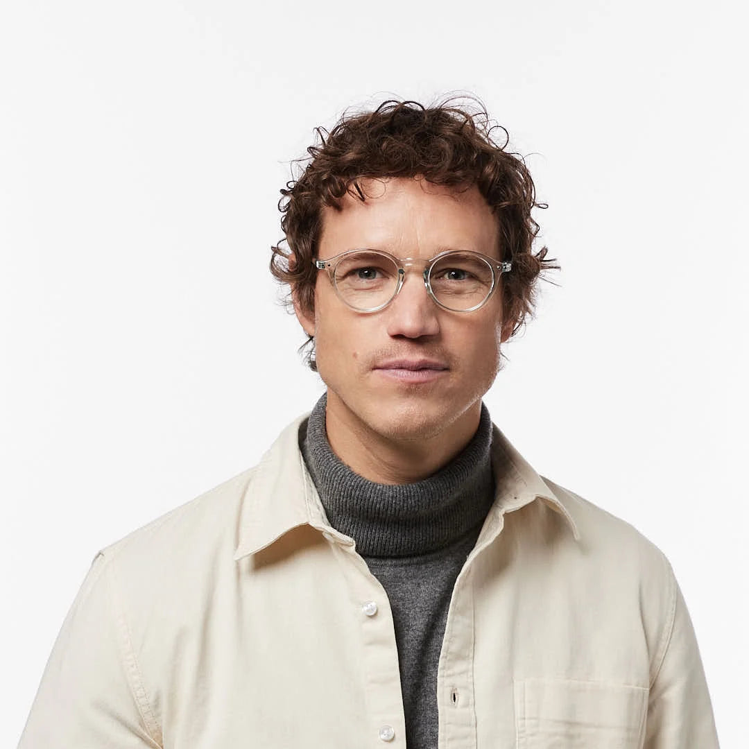 Gafas de Lectura IZIPIZI #D Frozen Blue puestas en un hombre