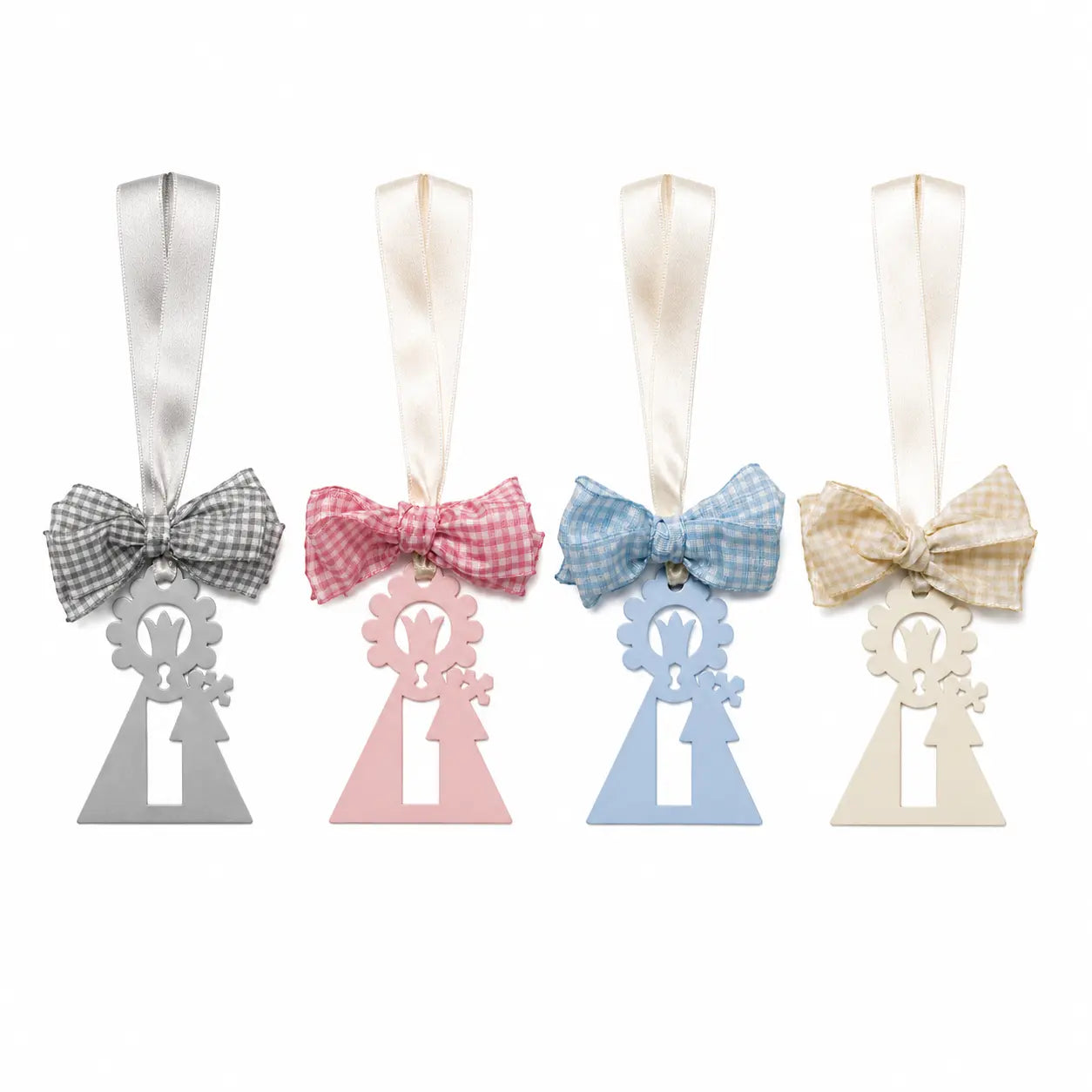 Medallas de cuna en gris, rosa, azul y beige con lazo vichy y cinta satinada sobre fondo blanco