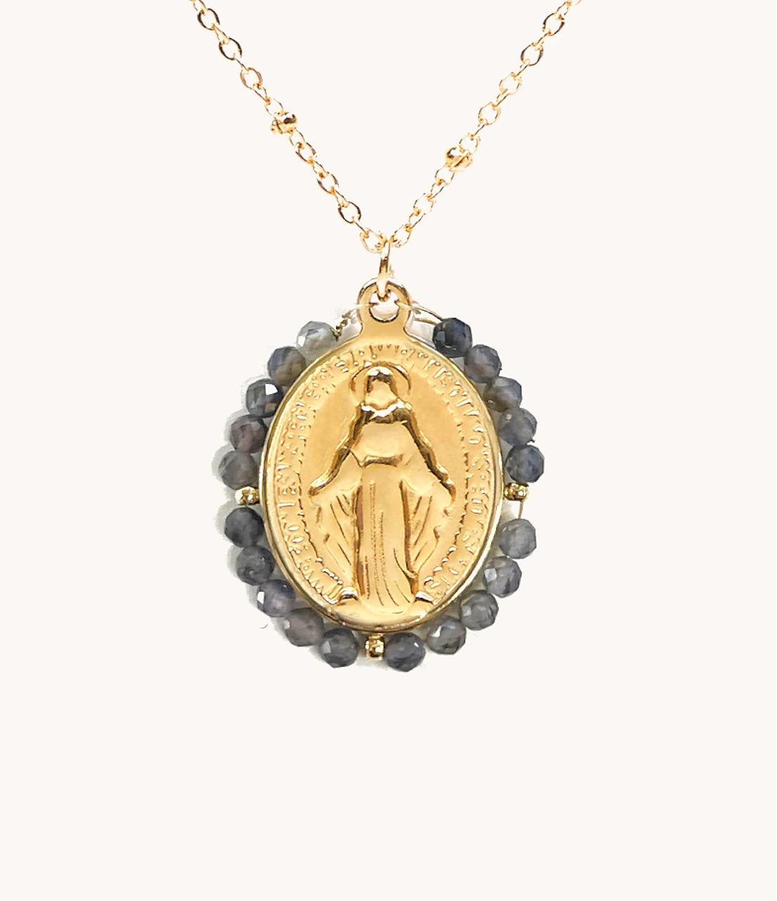 Detalle collar Virgen Milagrosa con cordierita natural
