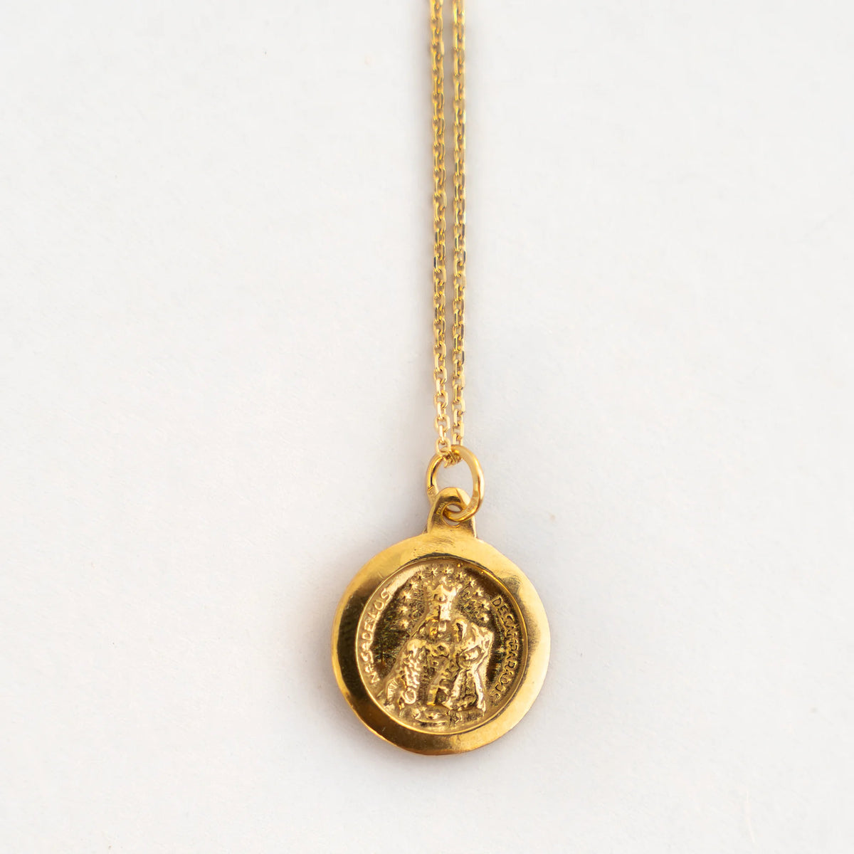 Medalla dorada de 17 mm con la Virgen de los Desamparados en relieve, montada en cadena forzada