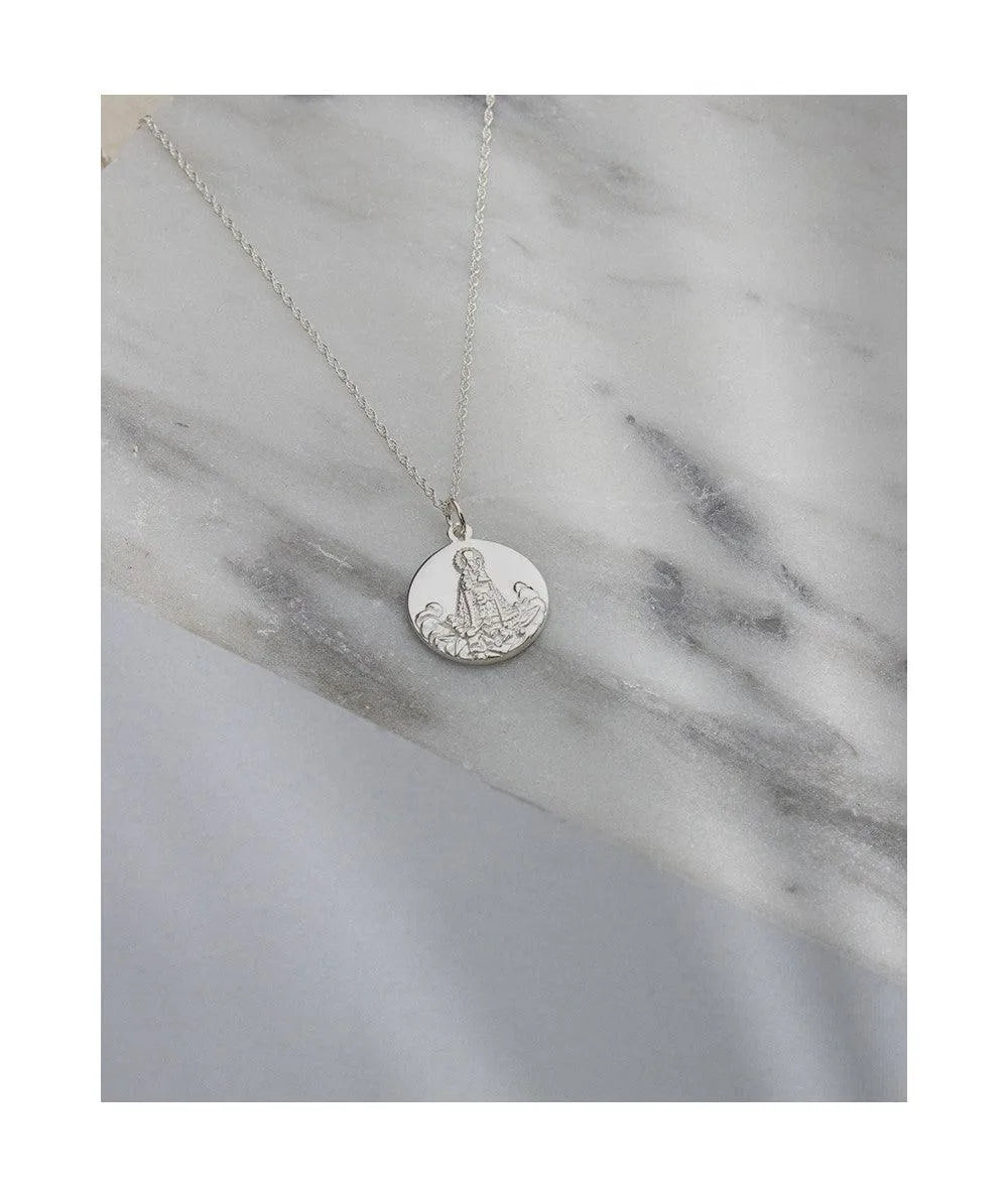 Medalla Virgen Desamparados en plata — joyería religiosa Valencia — Cobalto Accesorios