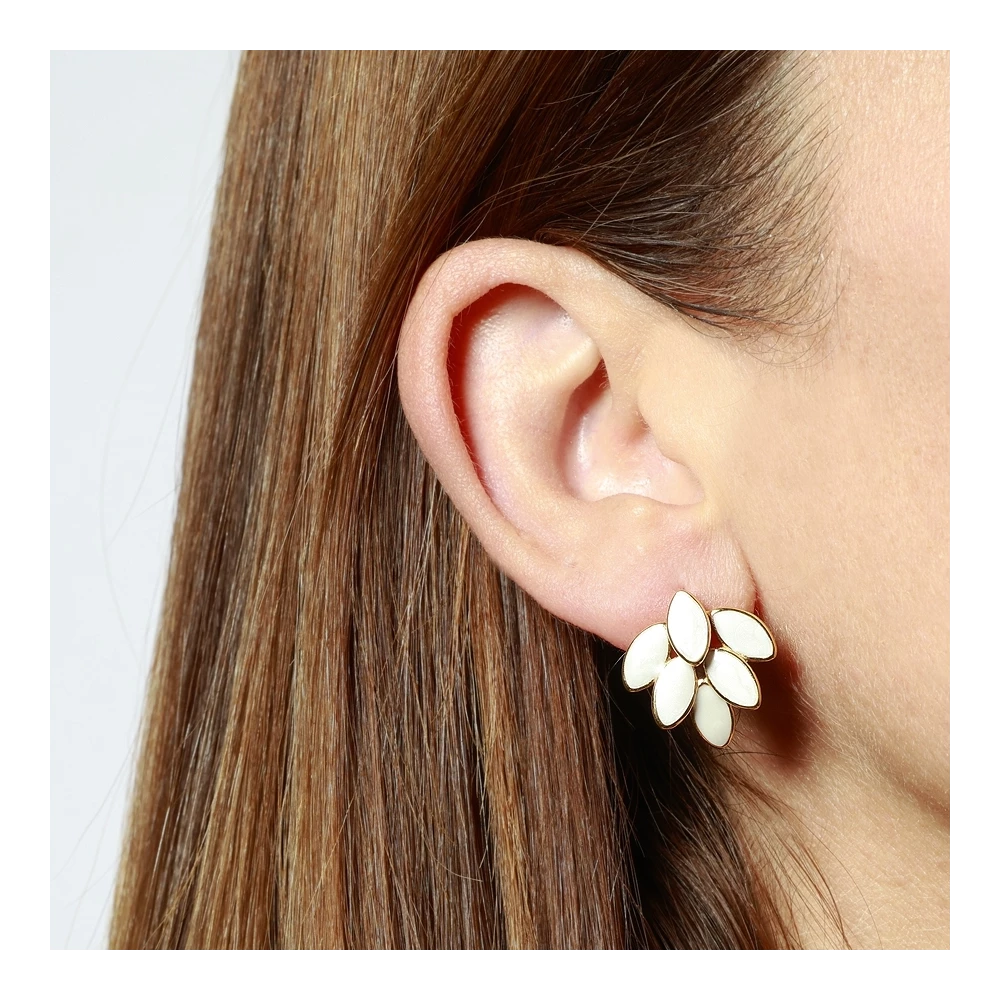 Modelo luciendo los Pendientes Racimo de Nácar Blanco dorados, estilo floral elegante de Cobalto Accesorios Valencia