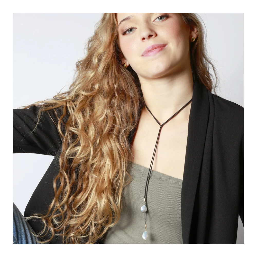 Collar ajustable de hilo con doble perla de 12 mm en cordón negro y plata 925, puesto en modelo