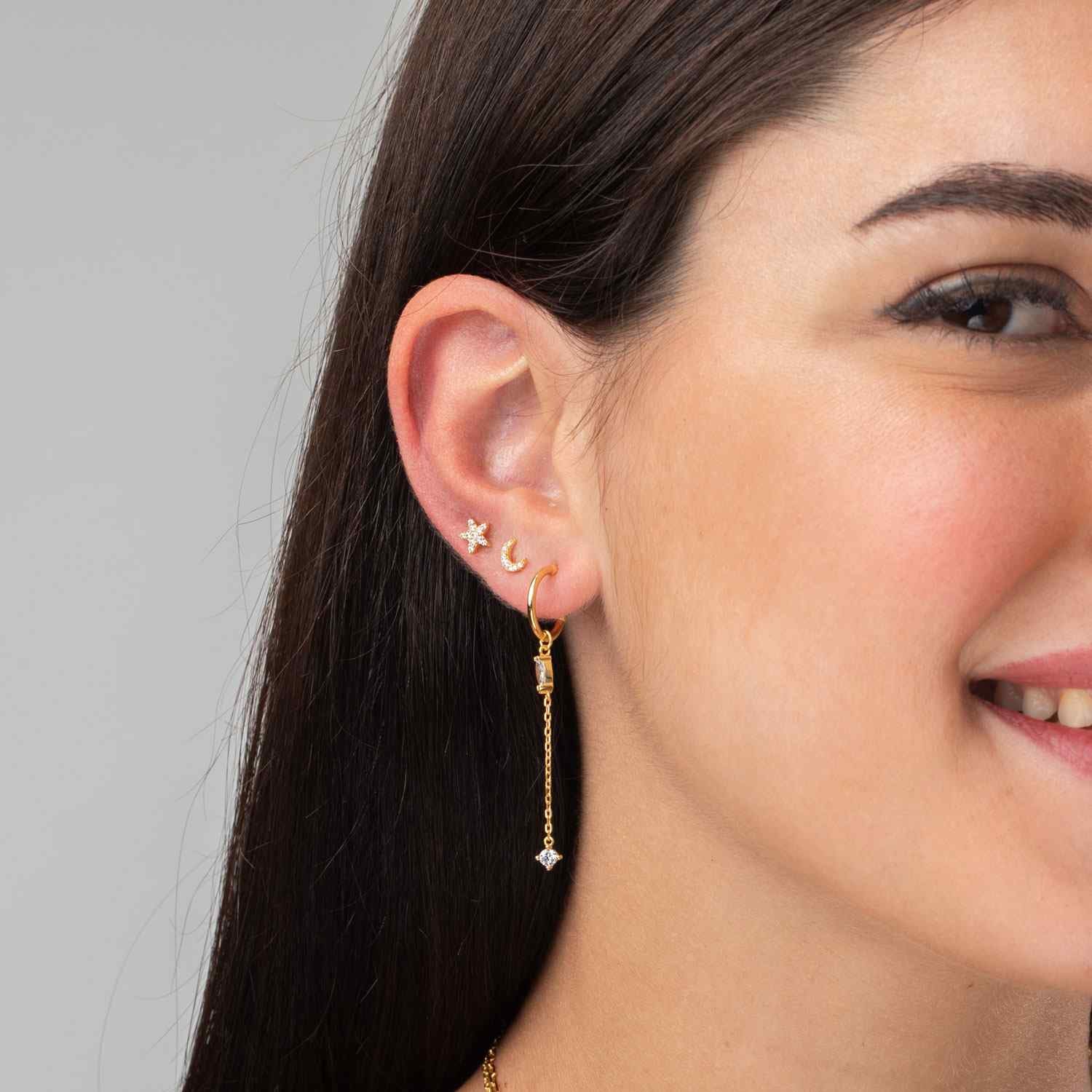 Modelo con Pendiente Estrella Destello de 6 mm con circonitas en plata 925 (unidad) puesto en la oreja