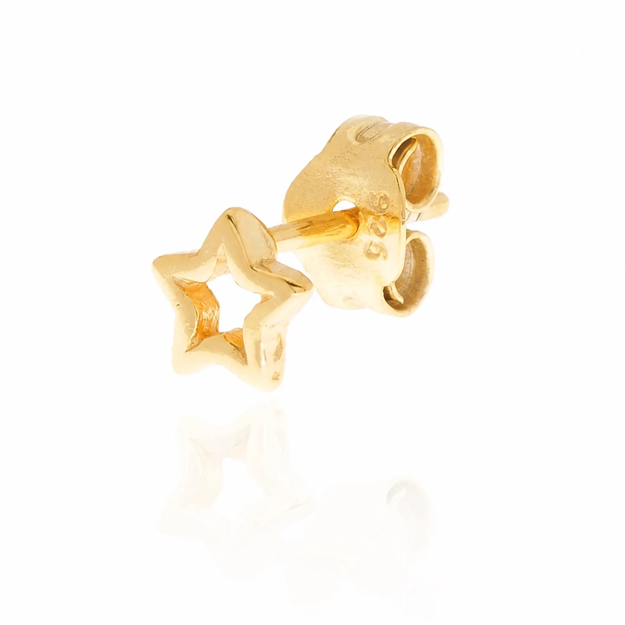Pendiente Estrella Calada de 5 mm dorado con baño de oro de 18K sobre fondo blanco