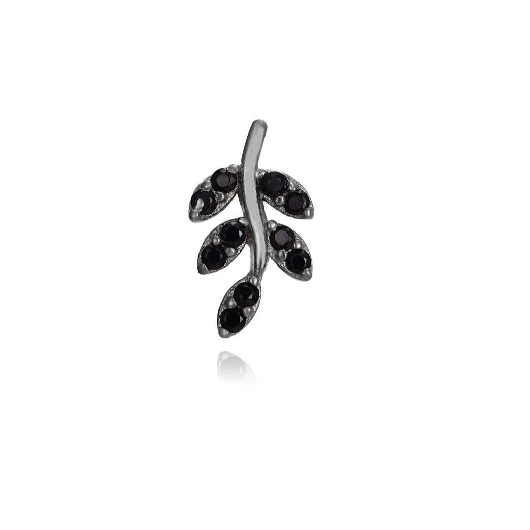 Pendiente hoja mini con circonitas visto de cerca, accesorio delicado para combinar