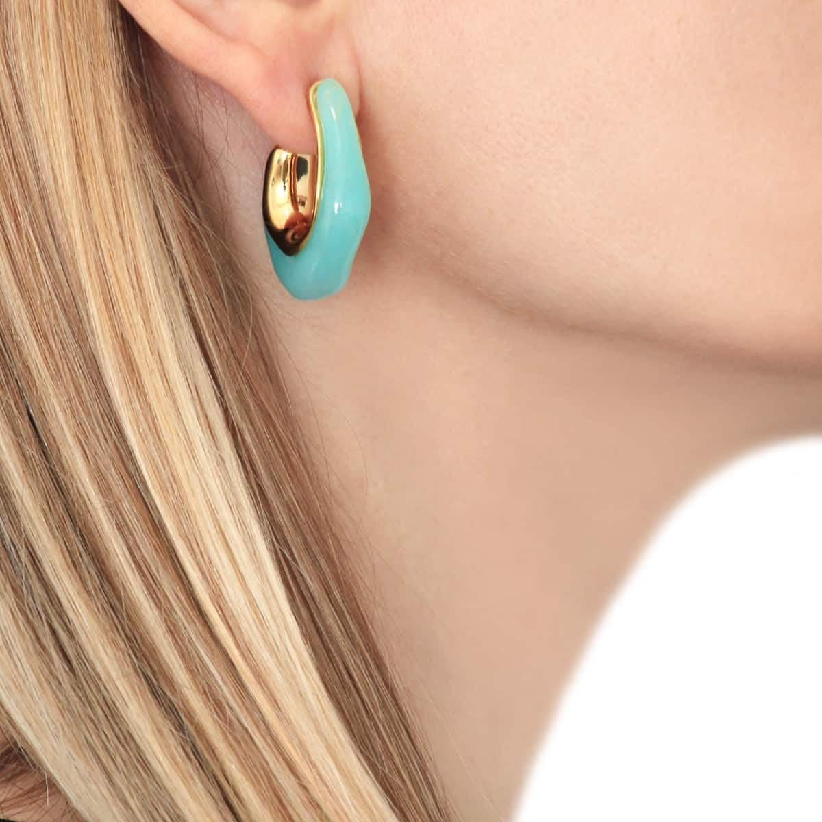 Pendientes Aros Aura en acero y resina esmaltada color aguamarina - foto de modelo
