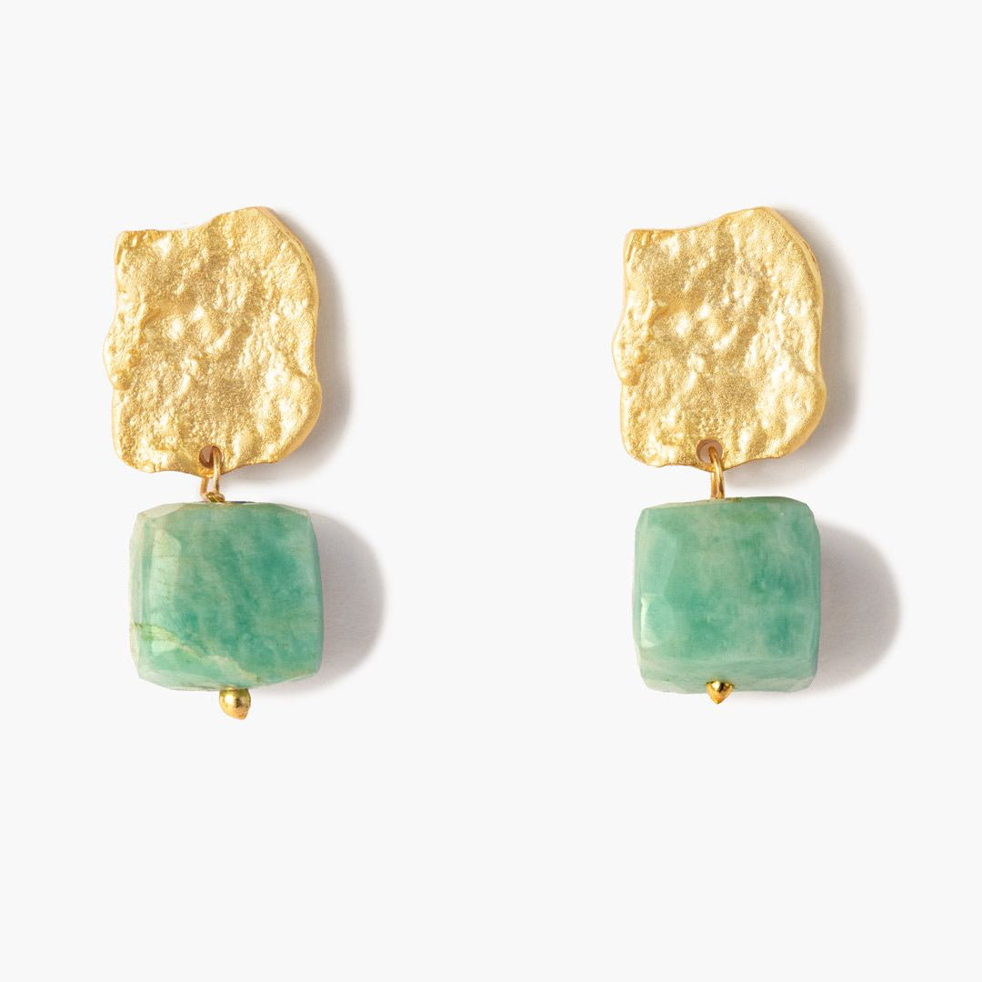 Pendientes Bruma con acabado dorado texturizado y piedra amazonita facetada en tono verde agua, fotografiados sobre fondo blanco.