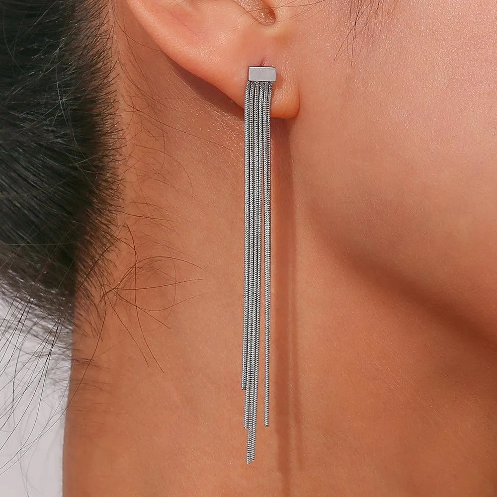 Vista adicional de pendientes con cadenas colgando, diseño fino con caída elegante