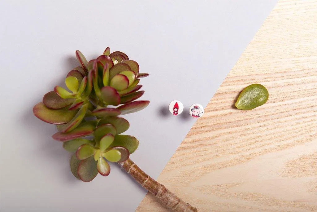 Pendientes Caperucita Roja de Manitas de Plata, diseño original inspirado en el cuento clásico
