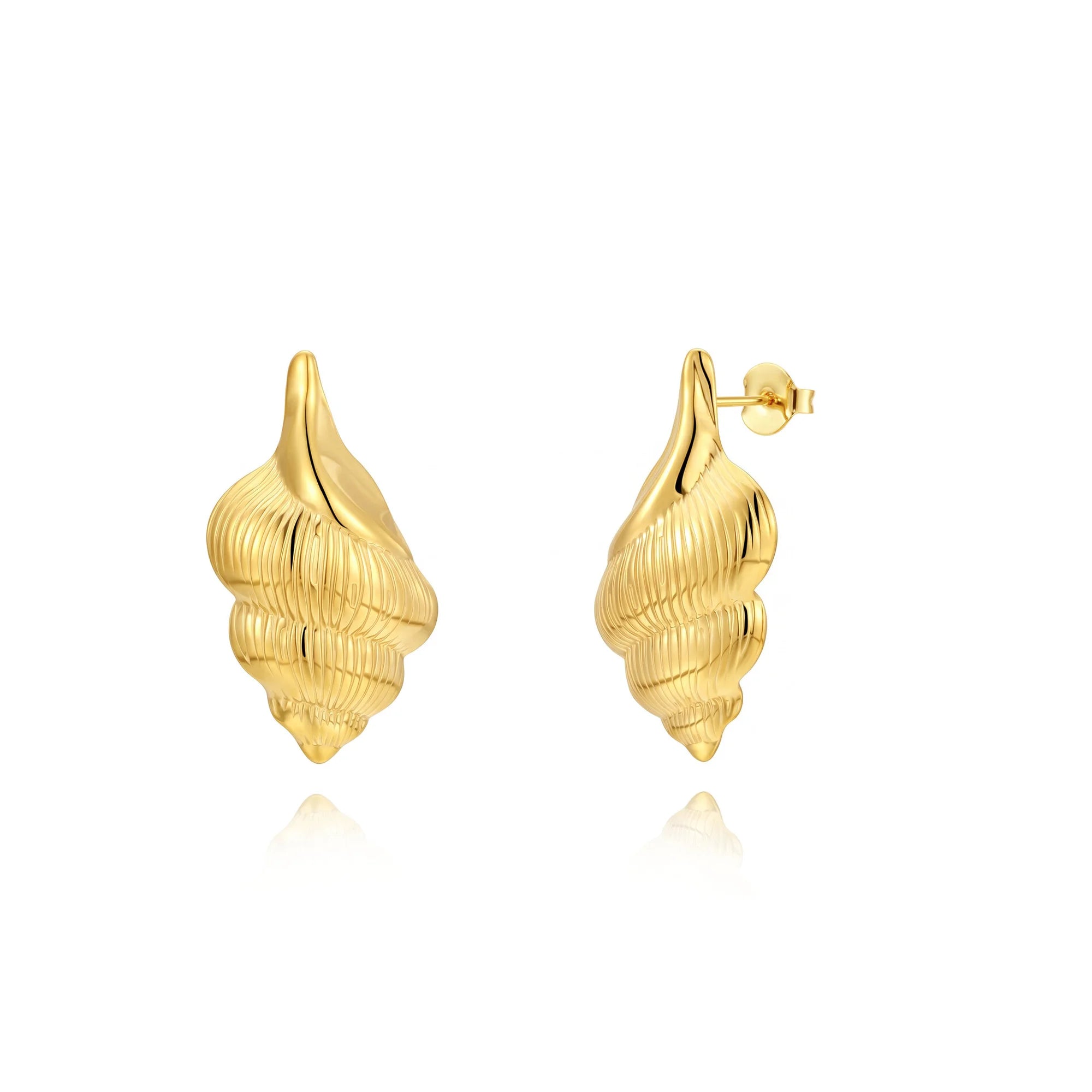 Par de pendientes dorados con forma de caracola en relieve sobre fondo blanco