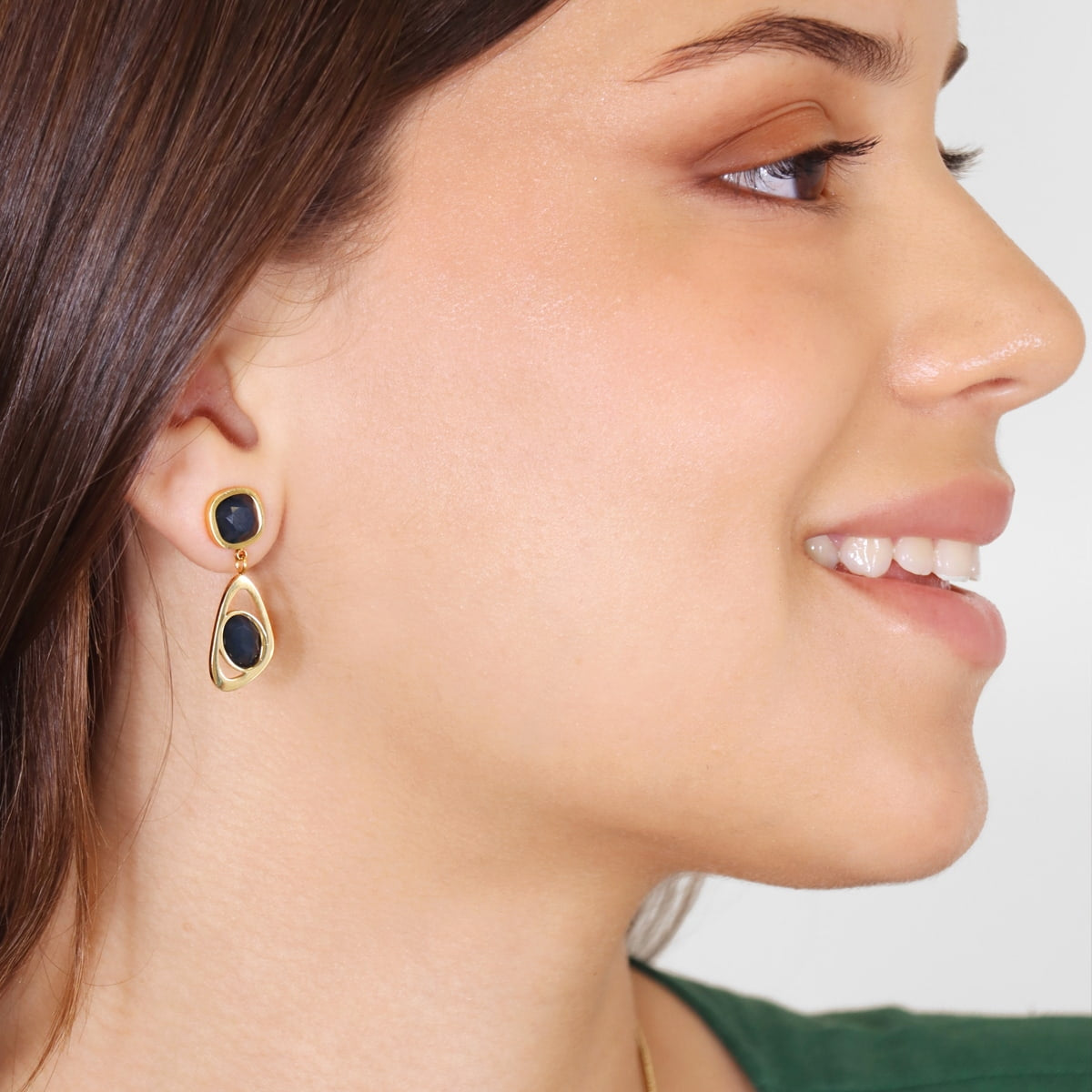 Modelo con pendientes Glade de cristal oscuro y diseño ovalado