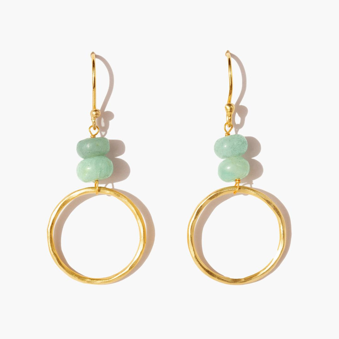 Pendientes Eiger dorados con piedra natural amazonita en aro pequeño — Cobalto Accesorios