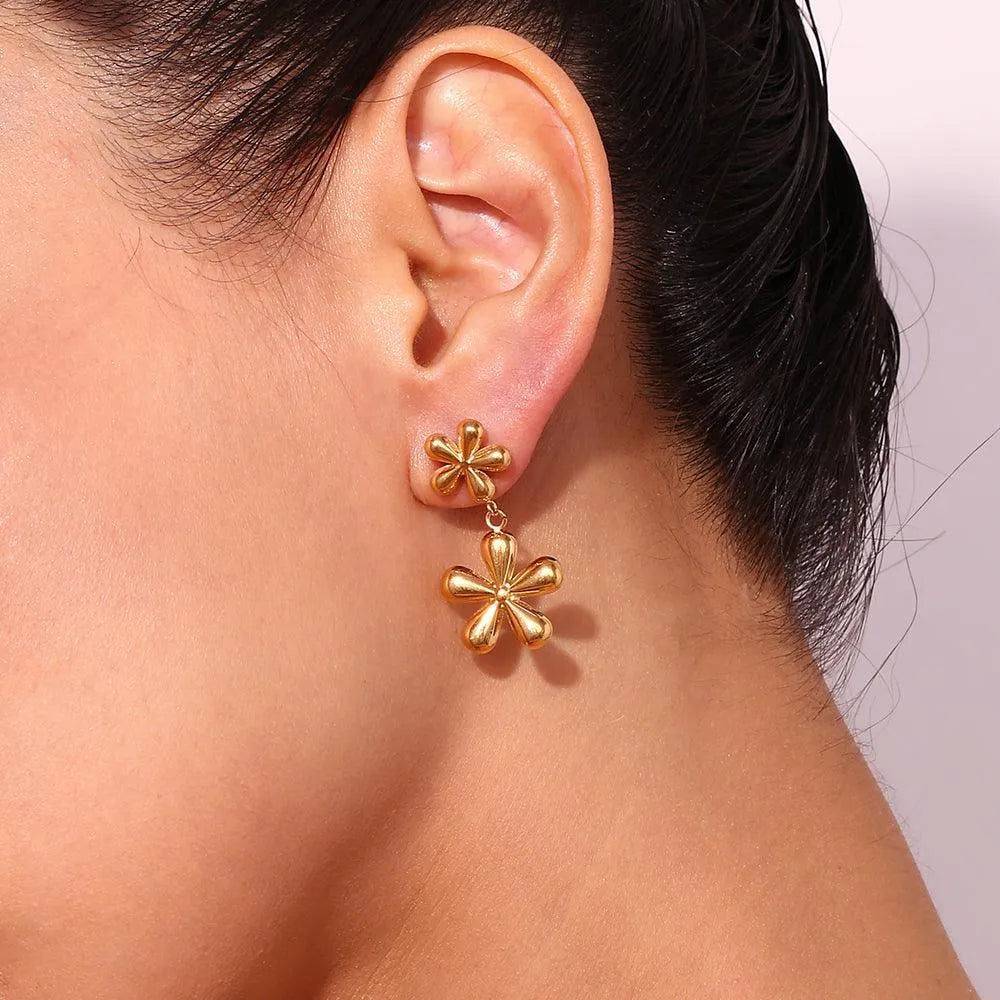 Detalle de pendientes flor doble en acero inoxidable, pieza fina para diario