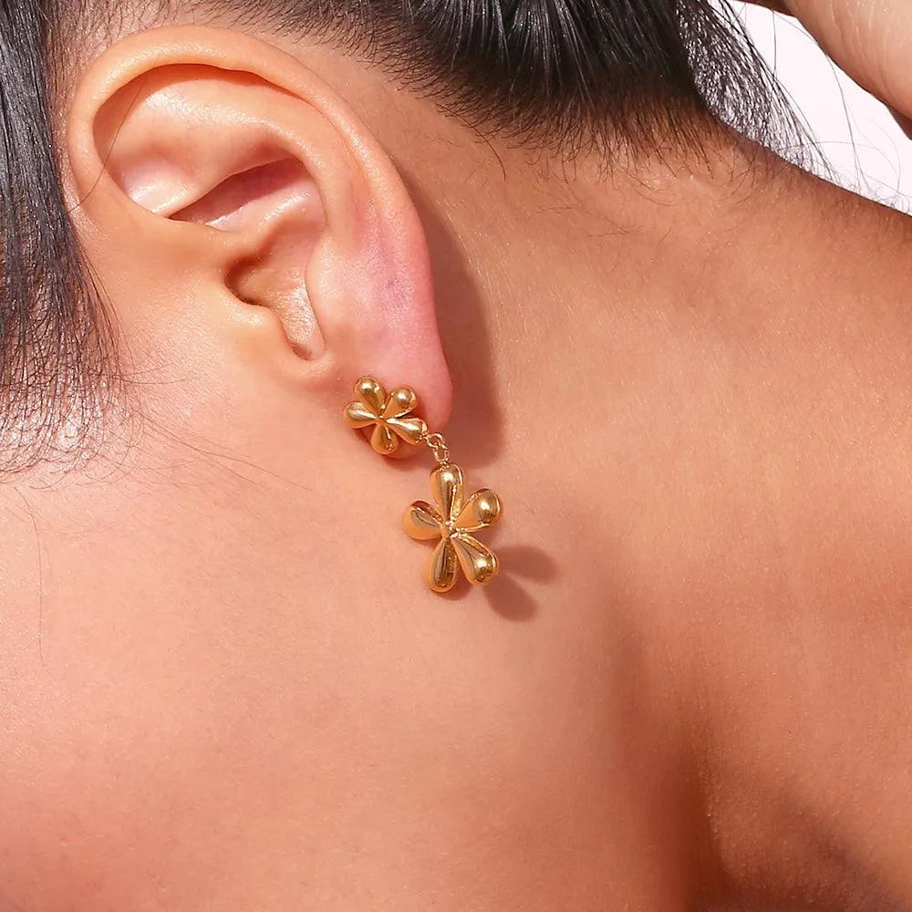 Vista adicional de pendientes flor doble en acero, accesorio delicado para combinar