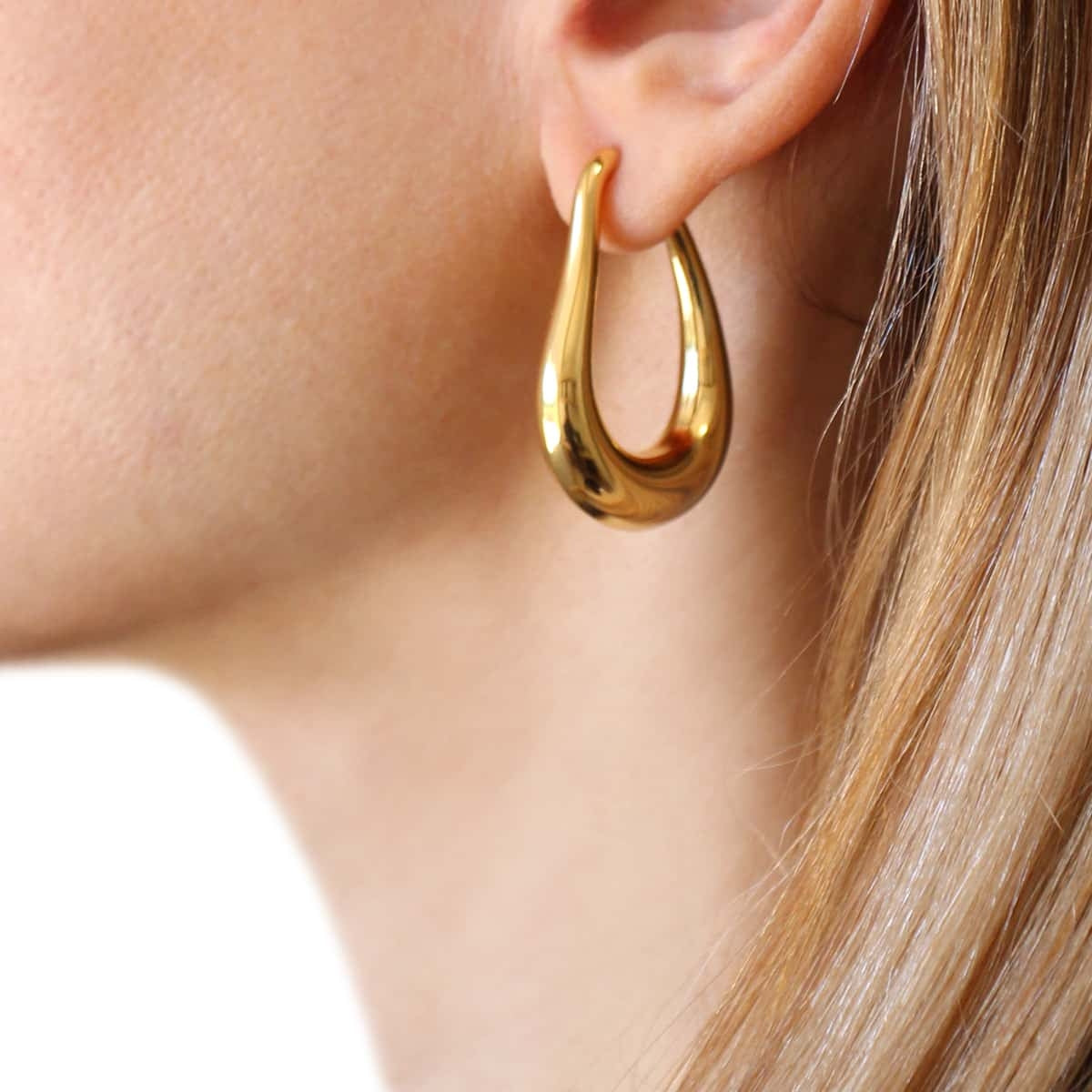 Pendientes Fluid Drop en dorado lucidos por modelo, estilo sofisticado