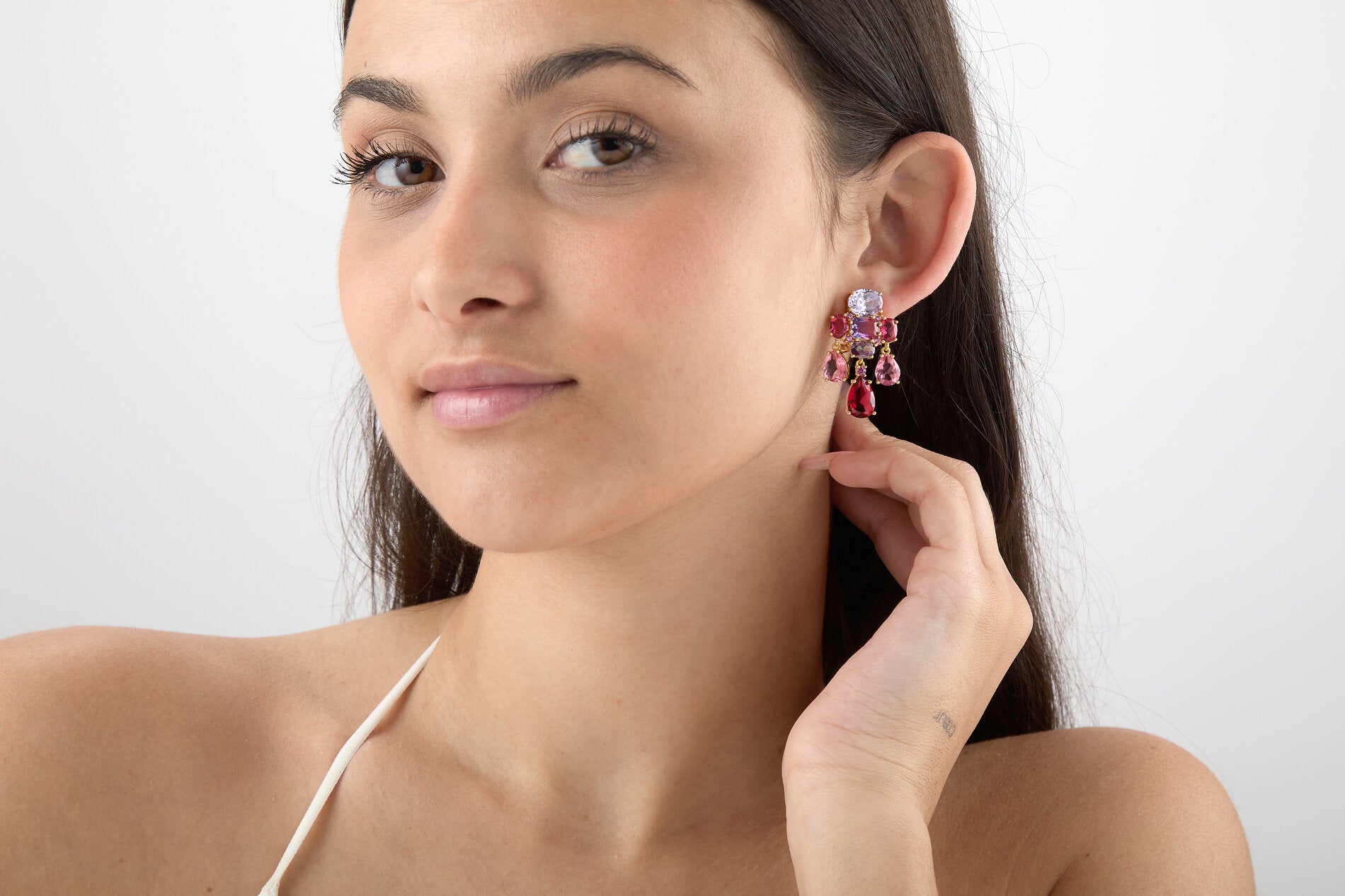 Pendientes Gala Aura en color rubí con cristales facetados y diseño largo con movimiento