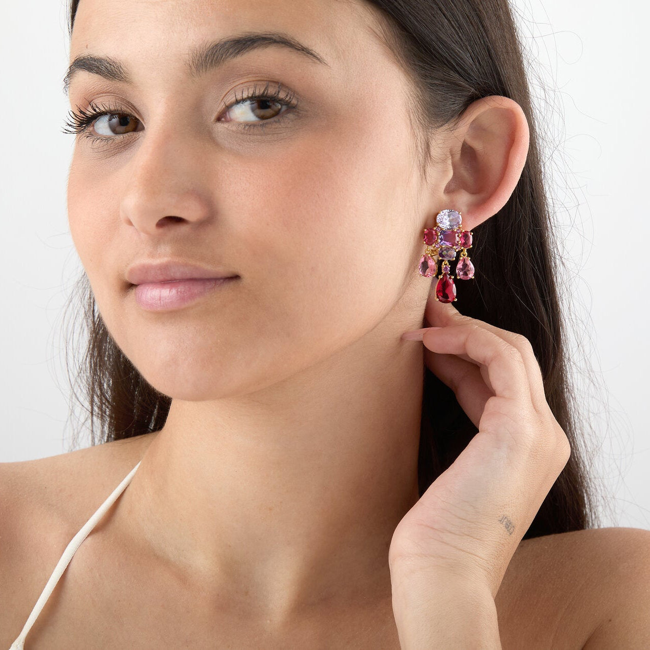 Pendientes Gala Aura en color rubí con cristales facetados y diseño largo con movimiento