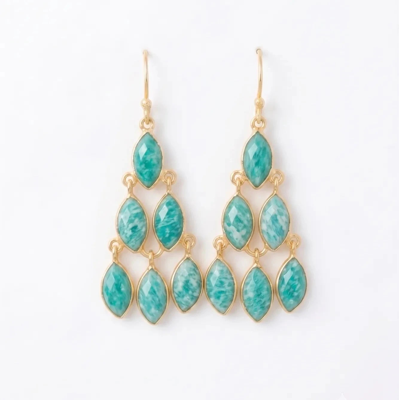 Pendientes Kali de amazonita natural facetada con baño de oro de 18K