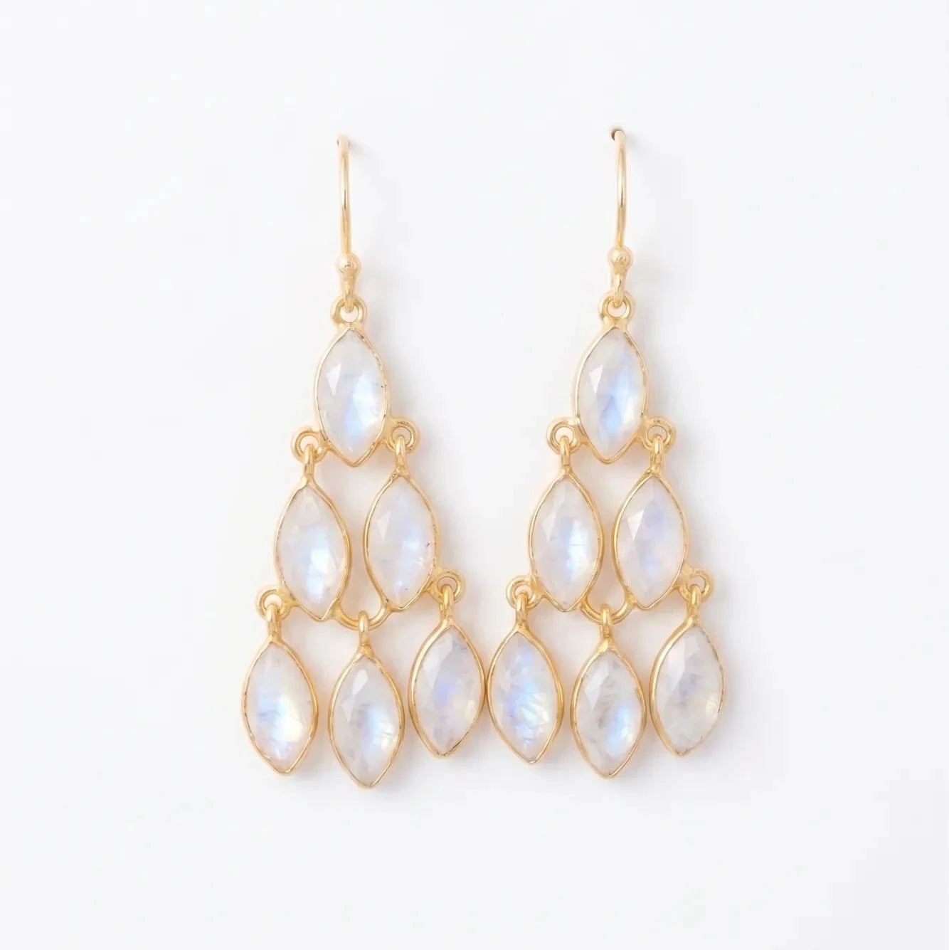 Pendientes Kali de piedra luna natural facetada con baño de oro de 18K
