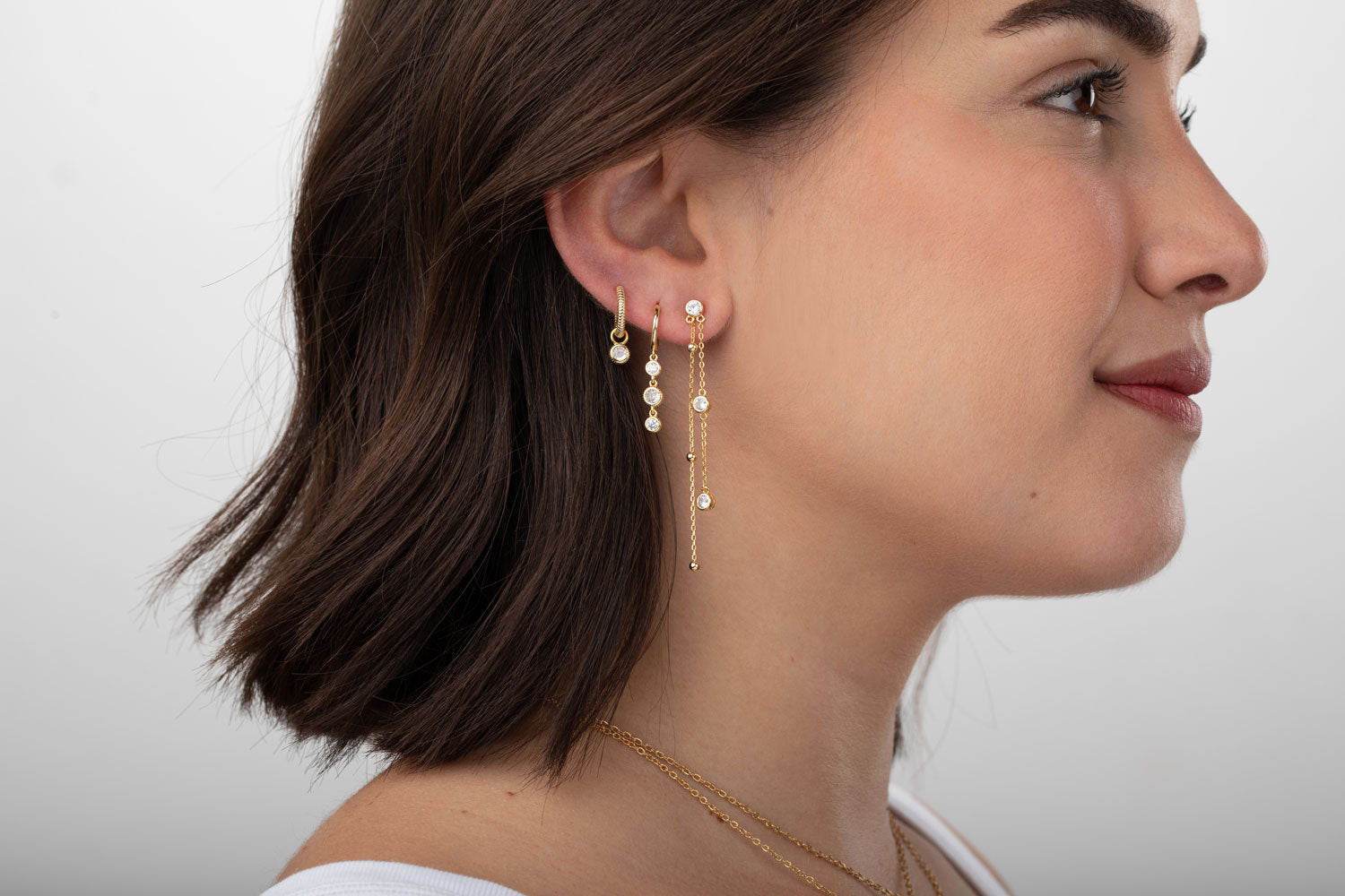 Pendientes largos Brillante dorados con circonitas de Cobalto Accesorios en modelo
