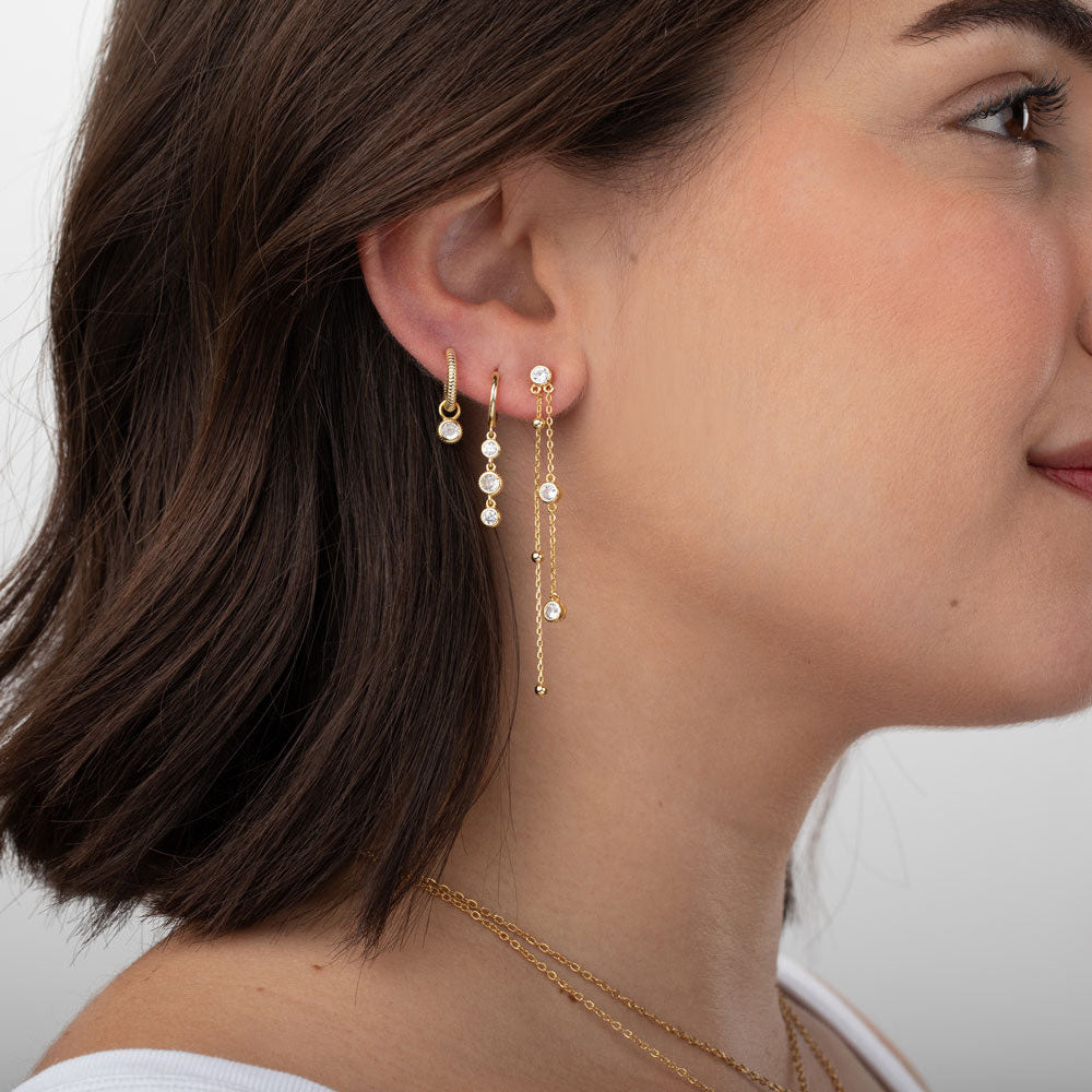 Pendientes largos Brillante dorados con circonitas de Cobalto Accesorios en modelo