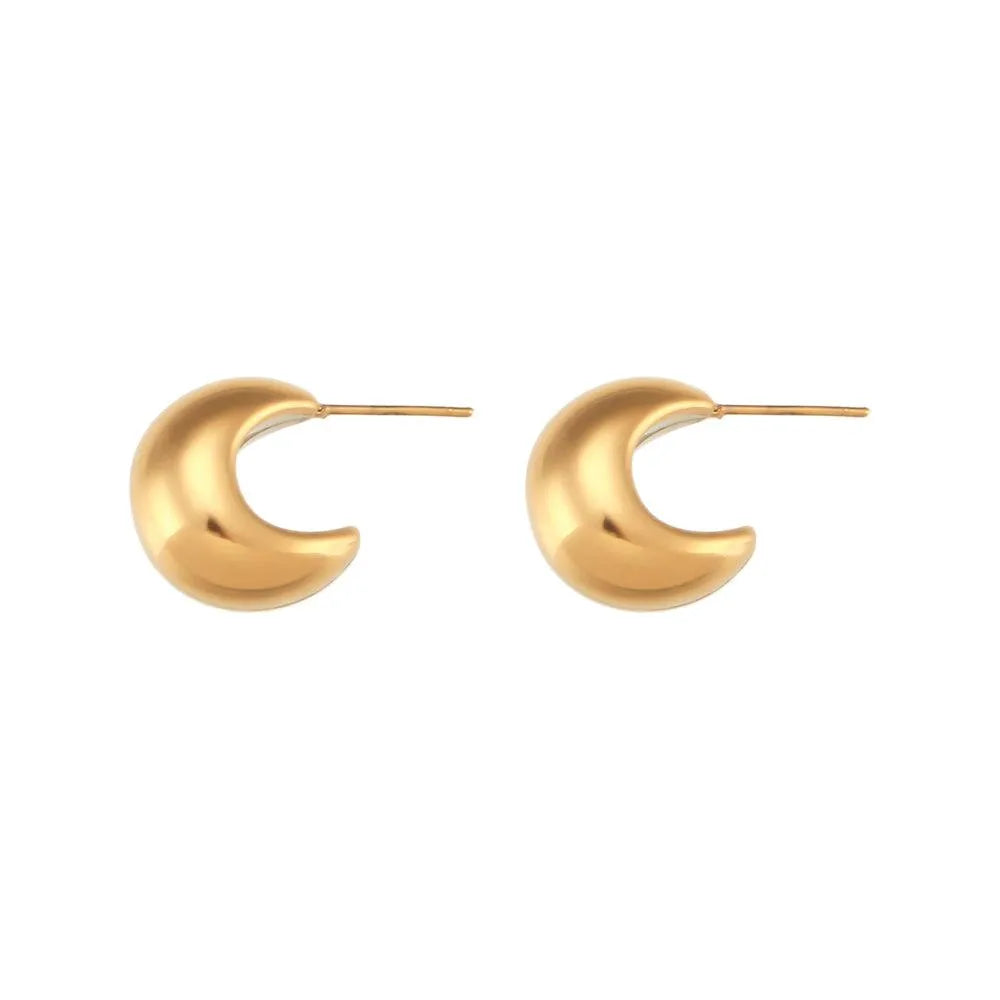 Pendientes luna dorados vistos de cerca, diseño sencillo y luminoso para diario