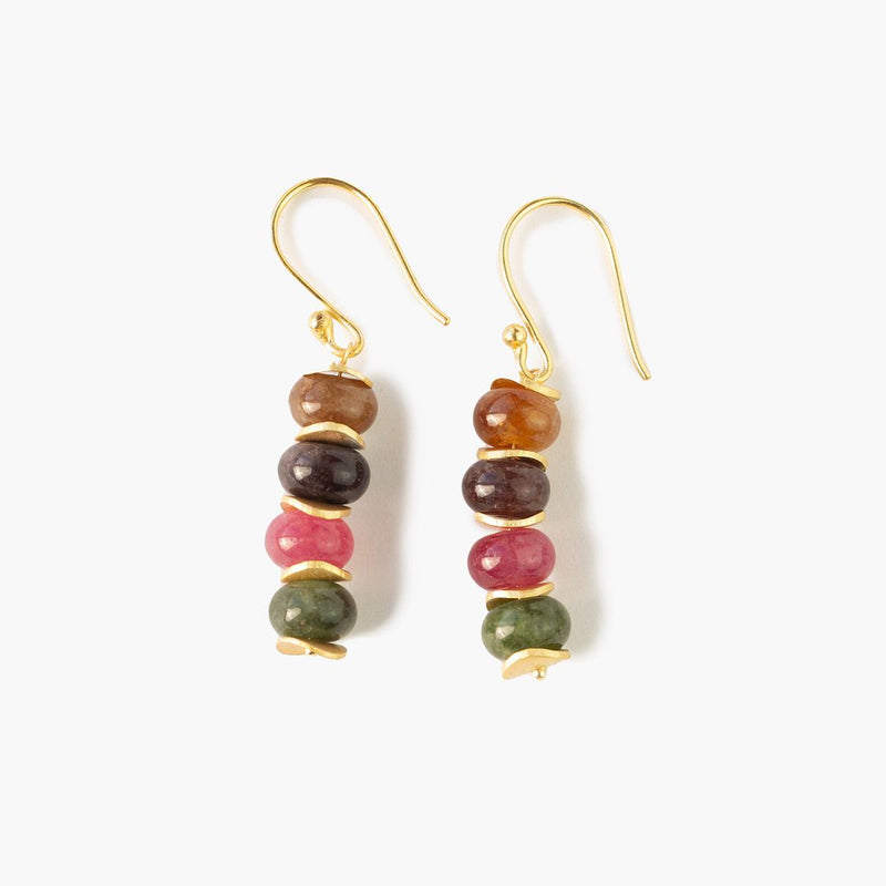 Pendientes Mosaico de acabado dorado con varias piedras de turmalina en tonos marrón, oscuro, rosa y verde sobre fondo blanco