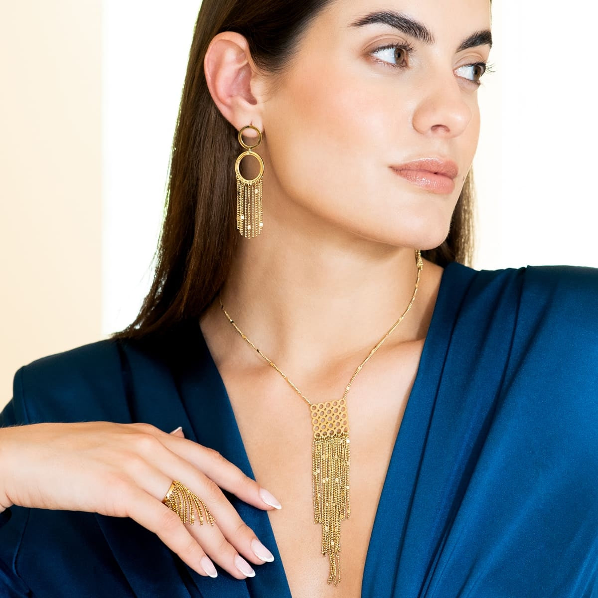 Pendientes largos Rainfall Aura con collar a juego en modelo